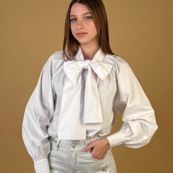 Blusa blanca con lazo