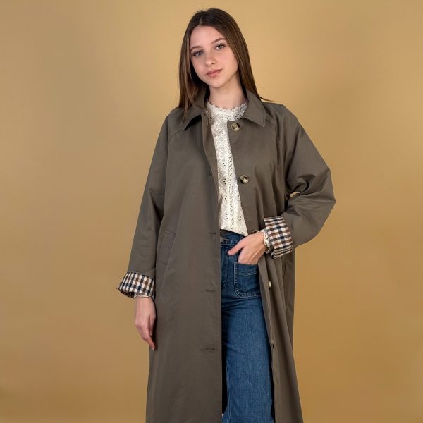 Trench largo con forro de cuadros