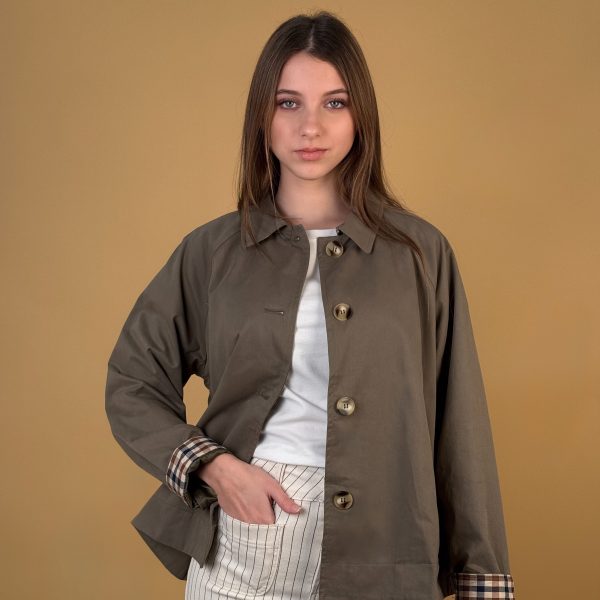 Trench corto con forro de cuadros