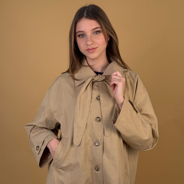 Trench camel con capucha removible