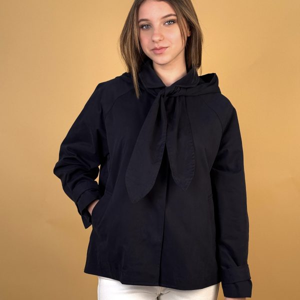 Trench azul marino con capucha removible