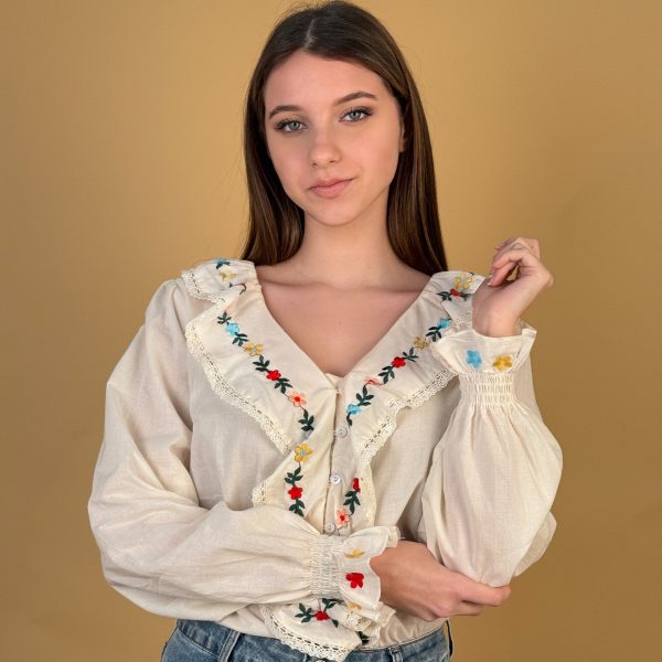 Blusa bordada con volantes